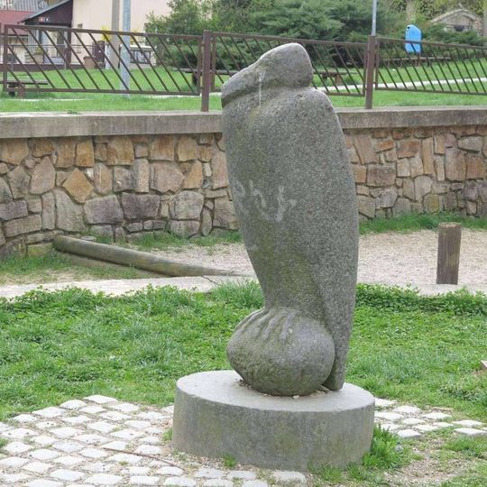 Socha ptáka na dětském hřišti v Lipové ulici ve Všebořicích
