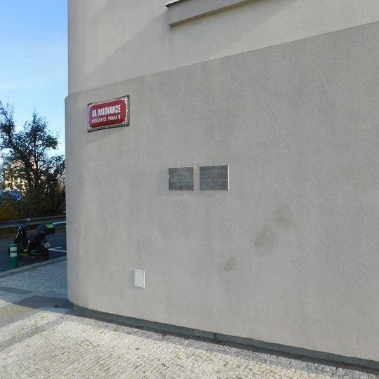 Pamětní deska Jaroslava Mračna na domě Na Malovance 589/18 na Dlabačově