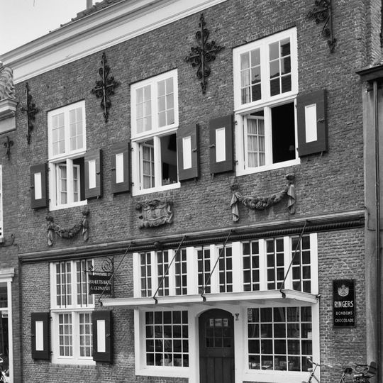 Pand met in de gevel