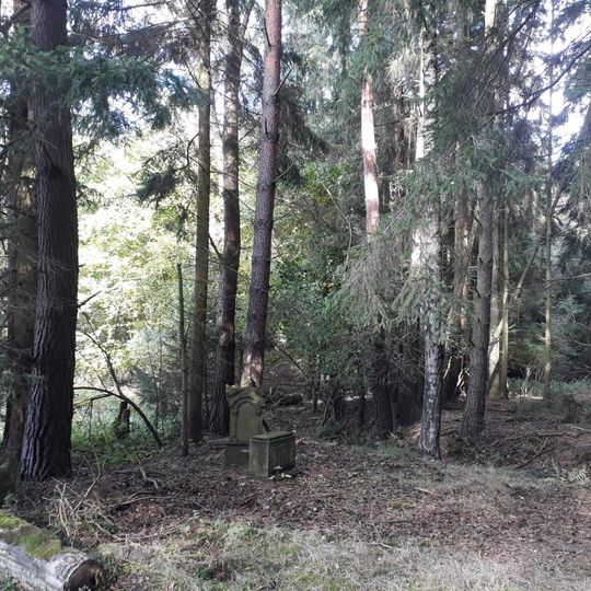 Kříž jihovýchodně od Vlkošova