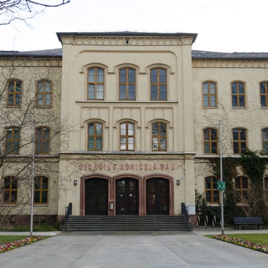 Einzeldenkmal der o. g. Sachgesamtheit: zur Hochschule gehörender Gebäudekomplex, bestehend aus zwei historischen Schulgebäuden sowie dem hofseitig