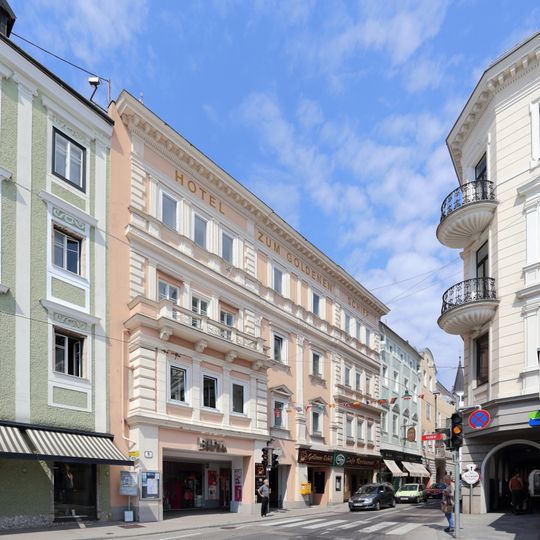 Wohn- und Geschäftshaus, ehem. Hotel Goldenes Schiff