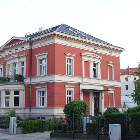Wohnhaus in nach links geschlossener Bebauung mit Vorgarten und Einfriedung Mühlweg 13