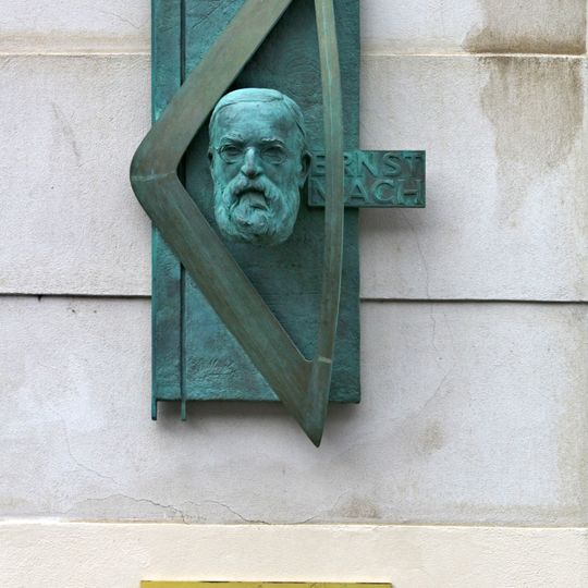 Pamětní deska Ernsta Macha na Ovocném trhu v Praze