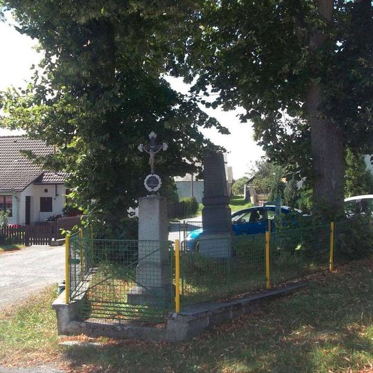 Kříž v Leleticích na návsi