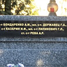 Pomník padlým rudoarmějcům u kostela v Zvoleněvsi