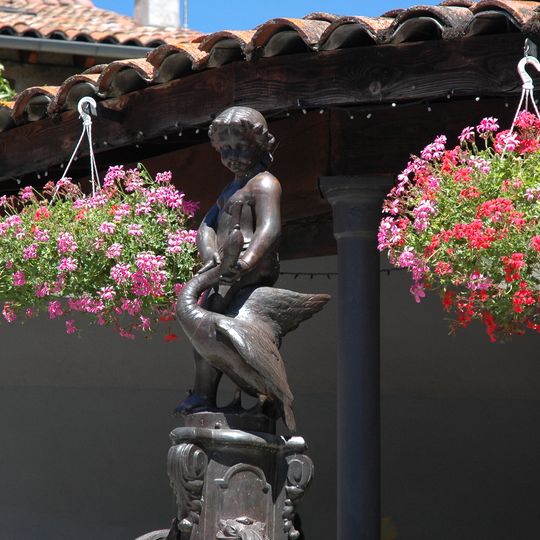 Borne fontaine de l'enfant au canard