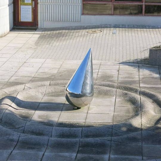 Kovová plastika Kapka na Tržním náměstí v Liberci