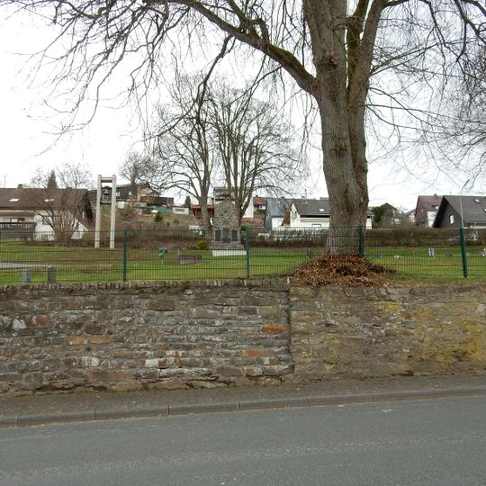 Kriegerdenkmal und Stützmauer