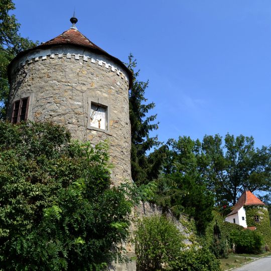 Frídeský kaštieľ, múr hradbový s bránou