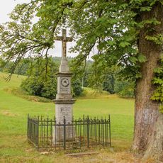 Kříž ve Vernířovicích u hlavní silnice