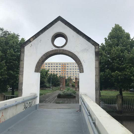 Park gate above V hůrkách street