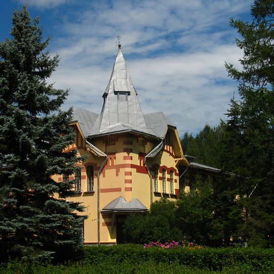 Будынак былой земляробчай школы, Лужасна