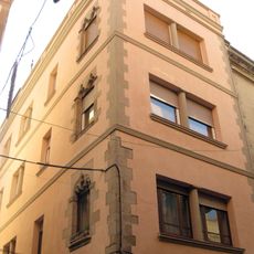 Can Bassa - plaça dels Cabrits, 1