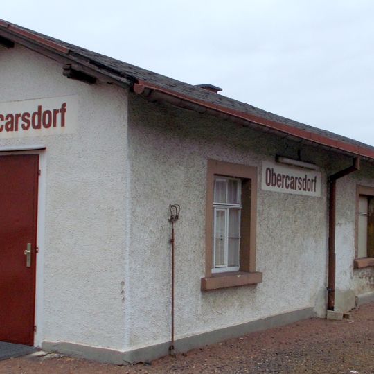 '''Haltepunkt Obercarsdorf''' mit Empfangsgebäude Dresdner Landstraße 87