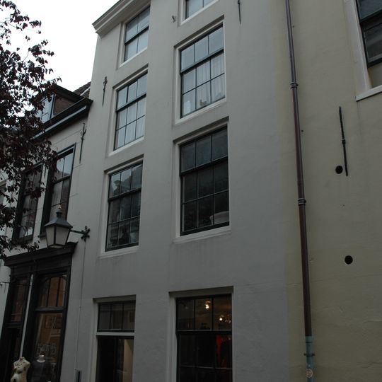 Gepleisterd pand onder zadeldak met dakvenster