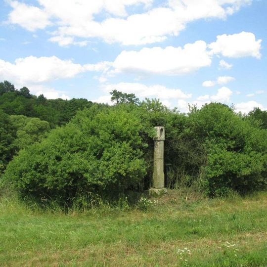 Boží muka v poli východně od Štítar