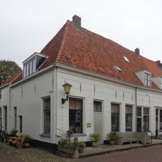 Hoekpand Smeesteeg. Huis met gepleisterd lijstgeveltje, alleen parterre.
