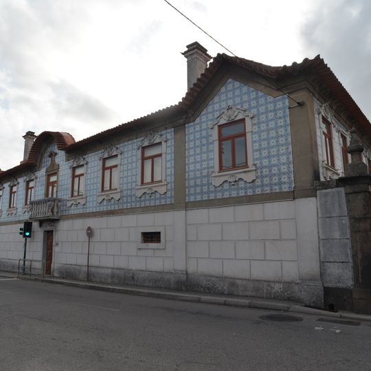 Conjunto constituído pelo imóvel Vila Alice, também denominado por Casa de Fanny Owen e zona envolvente e pelo imóvel fronteiro à Casa Fanny Owen, onde funciona a Academia Musical de Vilar do Paraíso