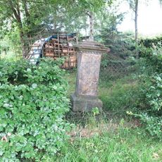 Podstavec s ulomeným křížem u silnice nad domem 190 v Dobrné