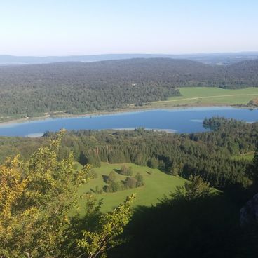 Besök Jura: naturområden, historiska byar och bergsorter