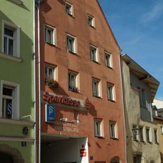 Dreiteilige Gebäudegruppe; Wohn- und Geschäftshaus