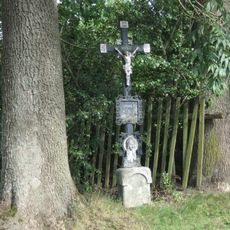 Pamětní kříž u vjezdu do statku v Nakvasovicích