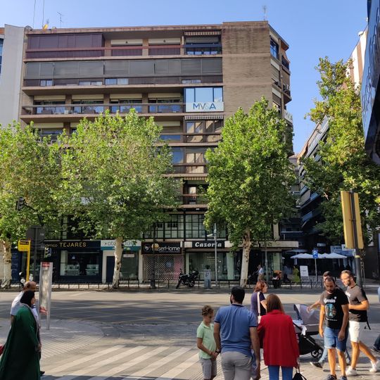 Edificio de viviendas y oficinas bancarias para RUMASA