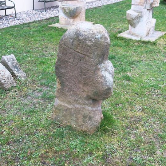 Smírčí kříž na nádvoří Oblastního muzea v Děčíně