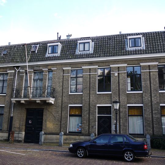 Statig huis, ongepleisterd, met pilasterorde