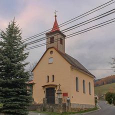 Kaple v Janoušově ve středu obce
