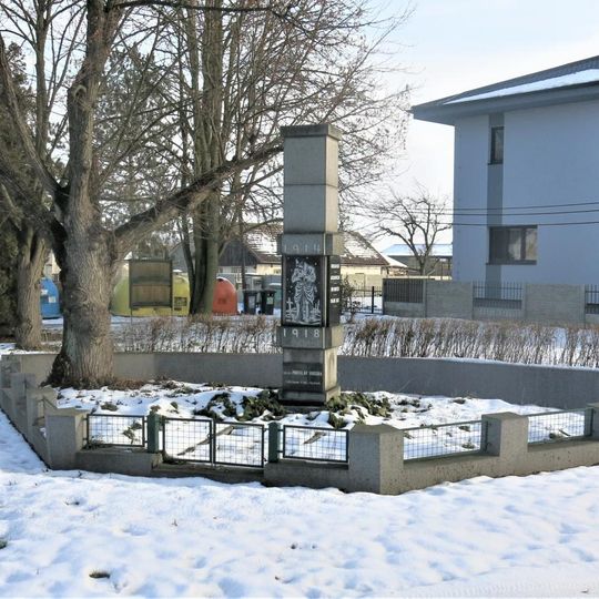 Pomník padlým na návsi v Libichově