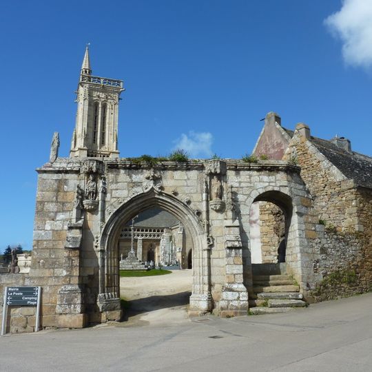 Saint-Jean-du-Doigt Parish close