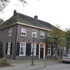 Dwarshuis  onder modern schilddak en moderne lijst