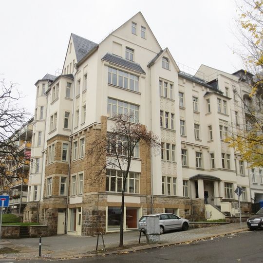 Mietshaus in Ecklage mit Vorgarten Ulmenstraße 19