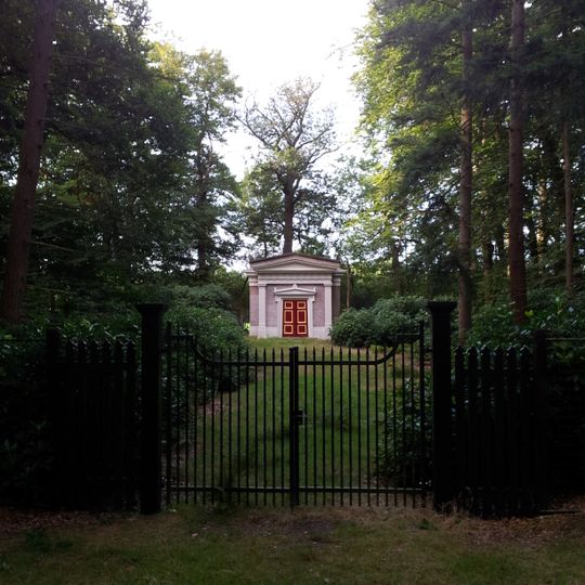 Huis Almelo tomb