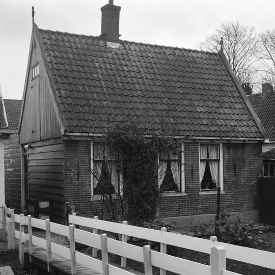 Eenvoudig huis onder zadeldak