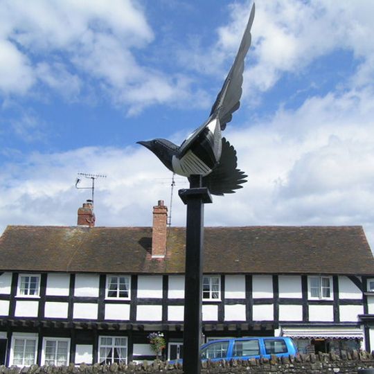 Magpie sculpture
