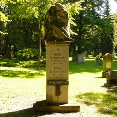 Ondrejský cintorín, náhrobník so sochou