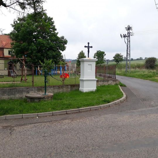 Kříž u křižovatky v Tuchořicích