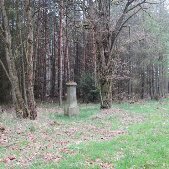 Kříž na rozcestí lesních cest nad Žďárem