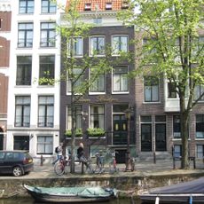 Pand met gevel onder rechte lijst