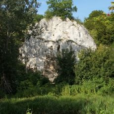 Felshang mit Höhle 100 m S von der Sinzinger Autobahnbrücke