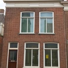 Eenvoudig pand met rechte kroonlijst