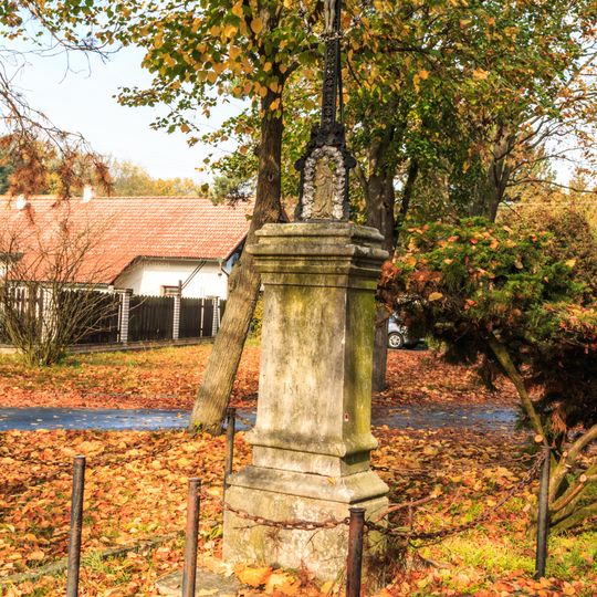 Kříž v Lohenicích u Přelouče