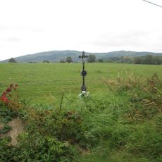 Kříž východně od Dobčic u silnice