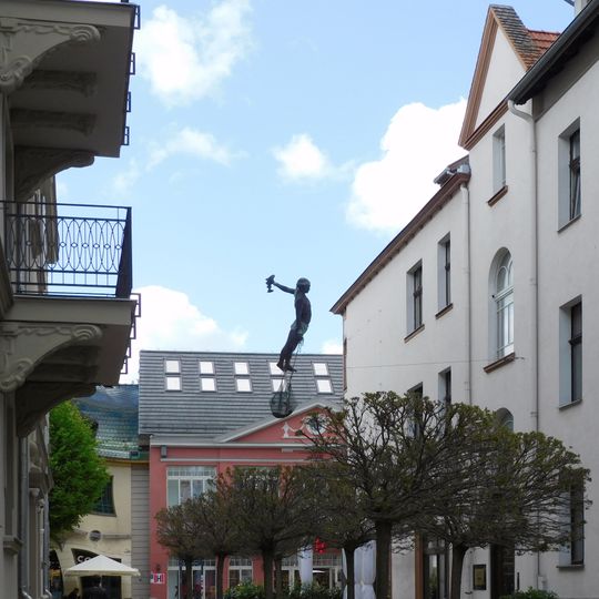 Mały rybak z siecią