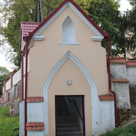 Ogrodzenie z krytymi schodami i 3 kapliczkami procesyjnymi