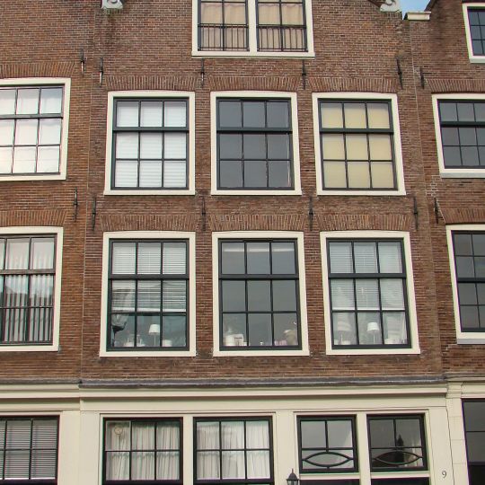 Huis, bij de restauratie voorzien van een passende klokgevel in 18e-eeuwse vormen