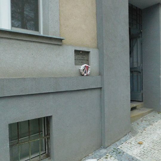 Pamětní deska Jiřího Pýchy na domě Za Strahovem 1104/25 na Břevnově